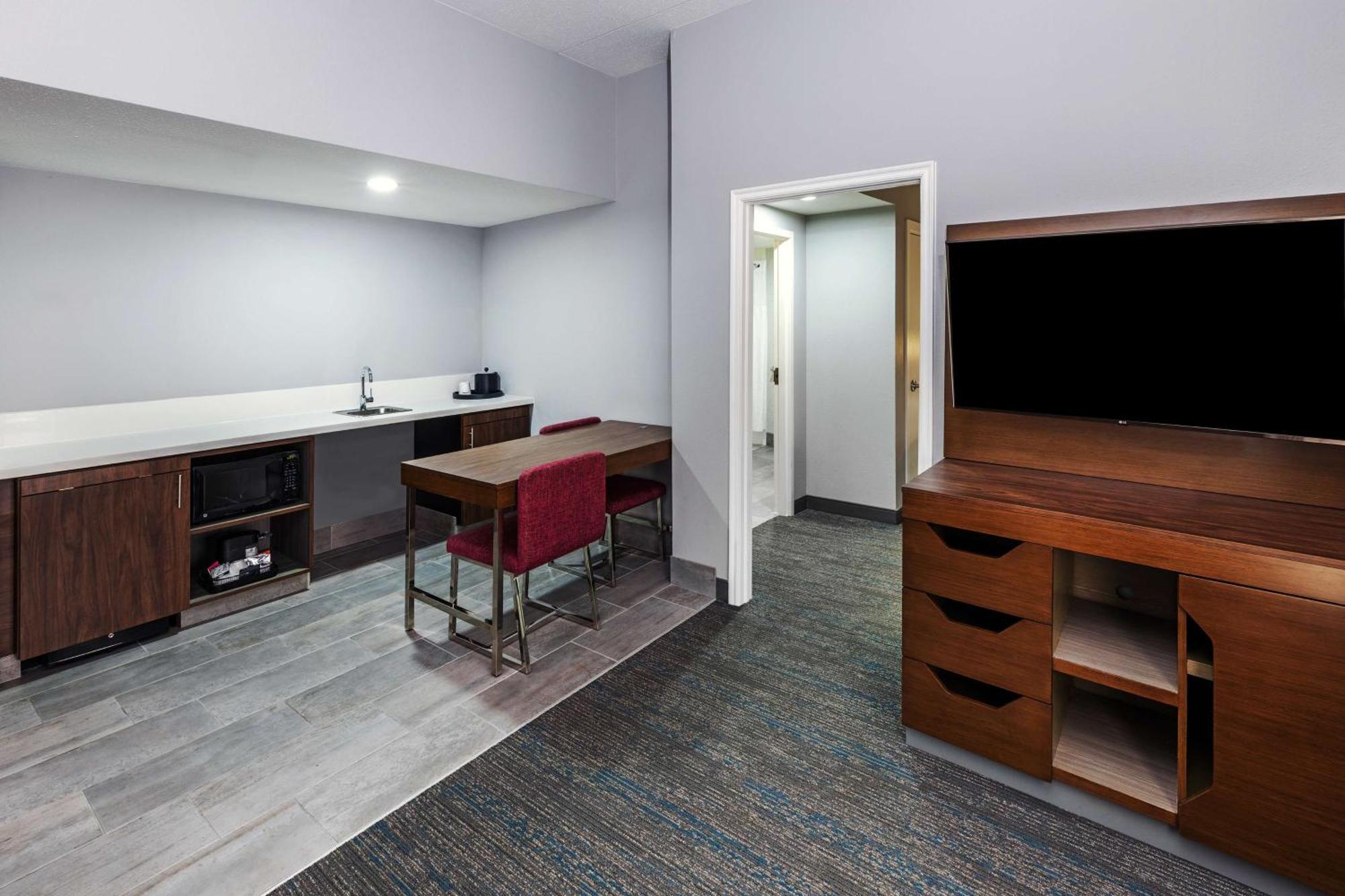 Hampton Inn & Suites Tulsa-Woodland Hills Exterior photo